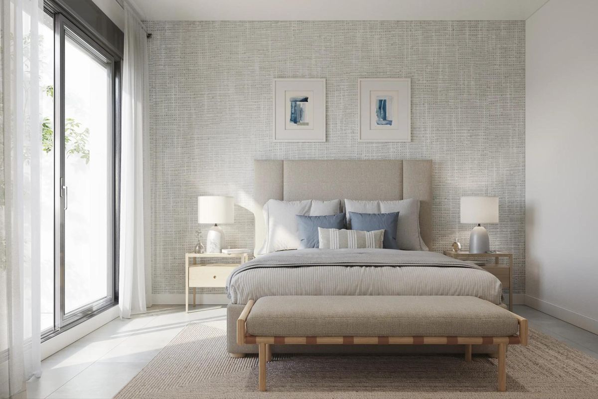 Strakke slaapkamer met een comfortabel bed en natuurlijk licht in een appartement in Estepona.