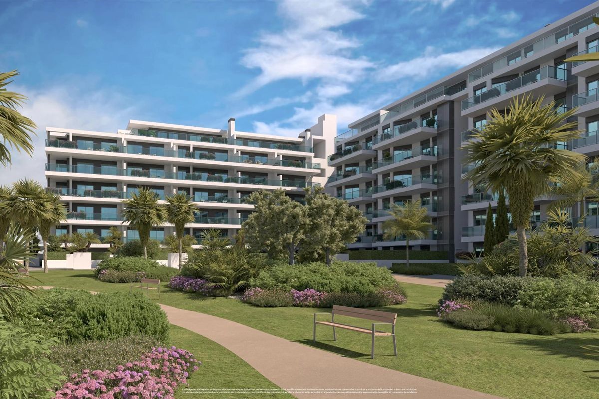 Weelderige aangelegde paden en groen rond moderne appartementen in Almerimar, Costa de Almeria.