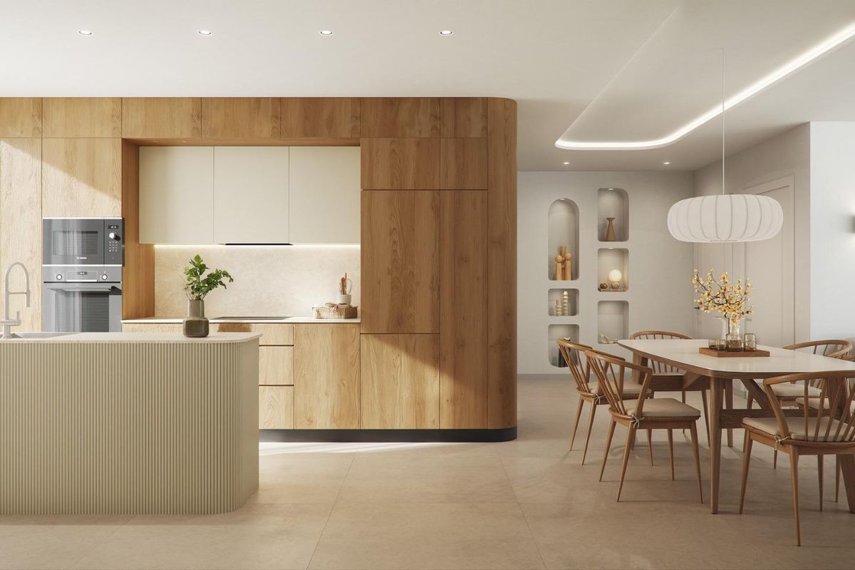 Gezellige woonkamer met eethoek en uitzicht op de tuin in een villa in Los Alcazares.