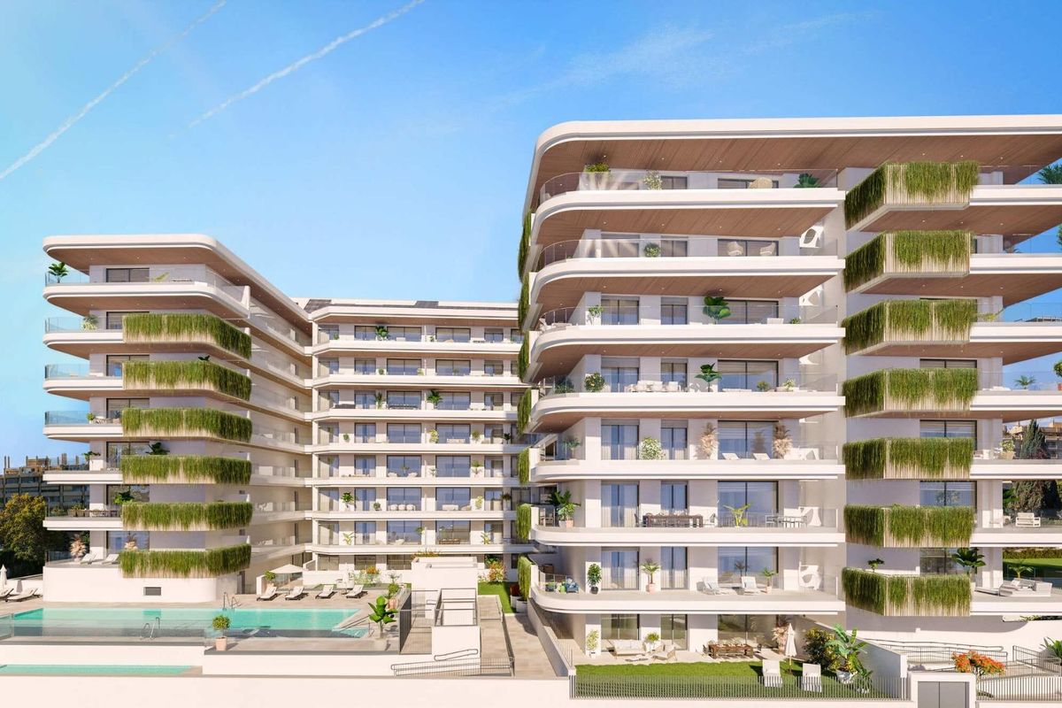 Tijdloos appartementencomplex met balkons en een groot zwembad in Fuengirola, Costa del Sol, Spanje.