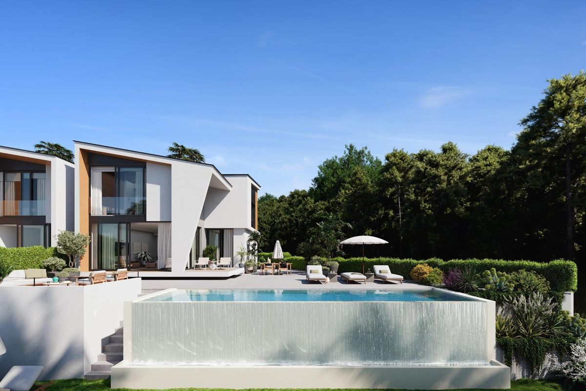 Buitenzijde van een luxe villa met een zwembad en tuinen in Mijas, Costa del Sol.