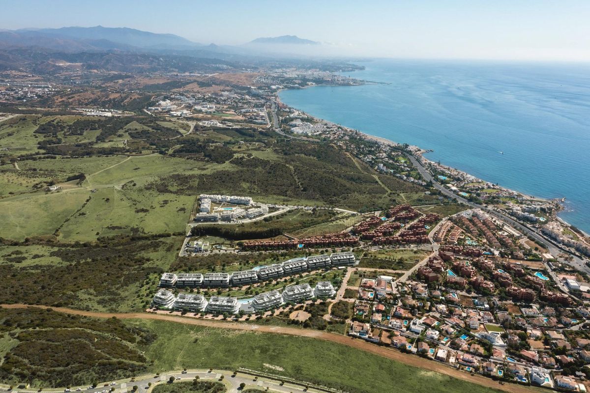 Luchtfoto van de kust van Estepona en de nieuwe appartementenontwikkeling in Costa del Sol, Spanje.