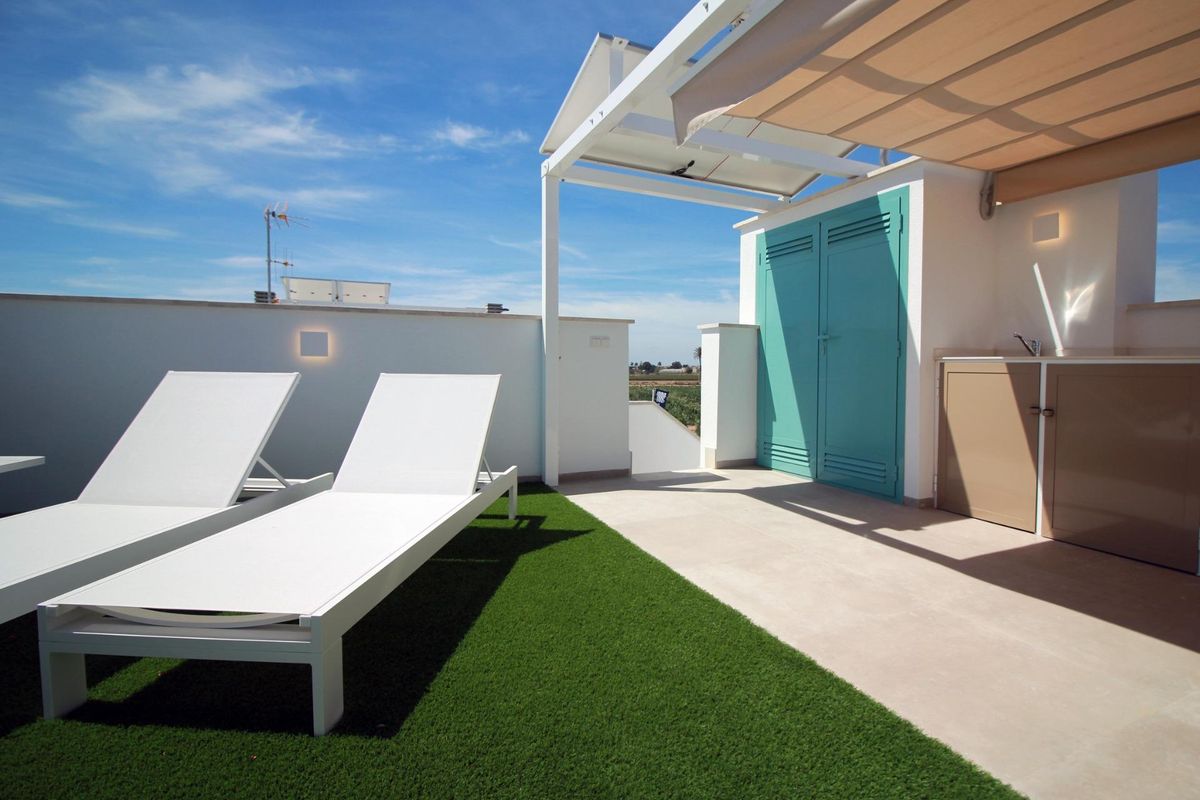 Comfortabele terrasspace met ligstoelen bij de bungalow met 2 slaapkamers in Pilar de La Horadada.