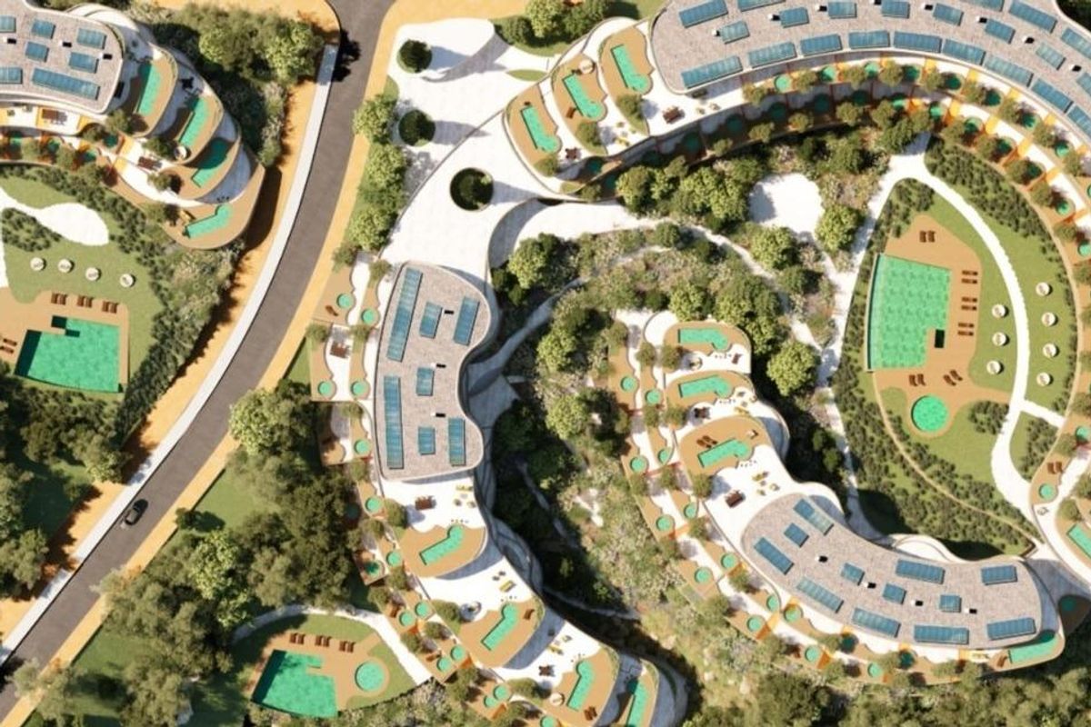 Luchtfoto van moderne penthousecomplex met aangelegde tuinen in Fuengirola, Costa del Sol.