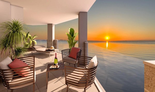 Terras met zitruimte en uitzicht op de zonsondergang boven het water in La Manga del Mar Menor, 3-slaapkamer appartement.