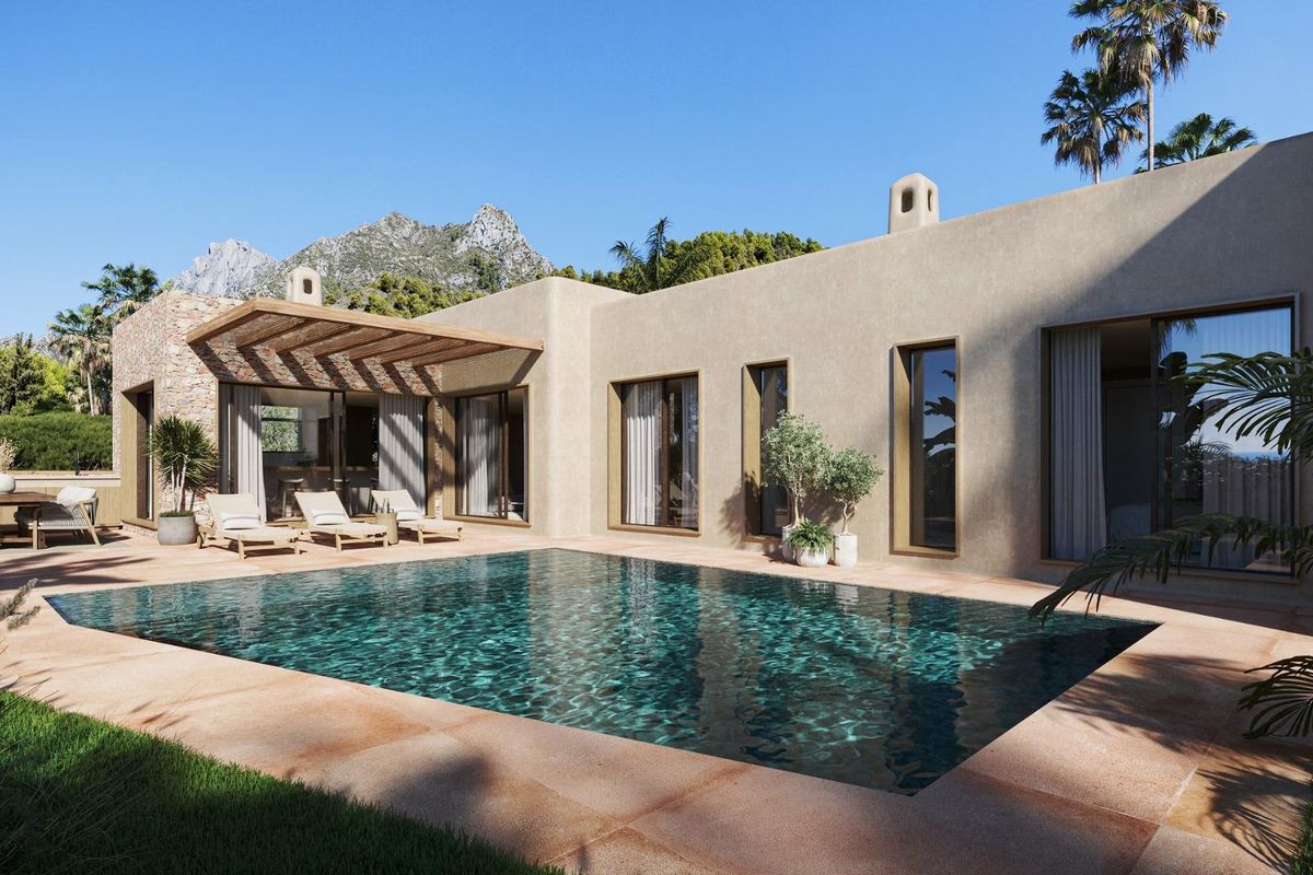 Aantrekkelijk zwembadgebied van een 3-slaapkamer villa in Jávea, met ligstoelen en prachtig uitzicht op de bergen.