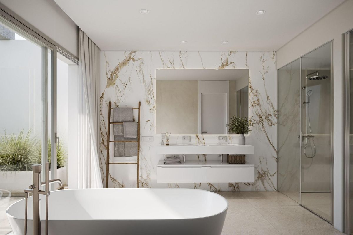 Luxueuze badkamer met een vrijstaand bad en strakke lijnen in een 4-slaapkamer villa in Estepona, Costa del Sol.
