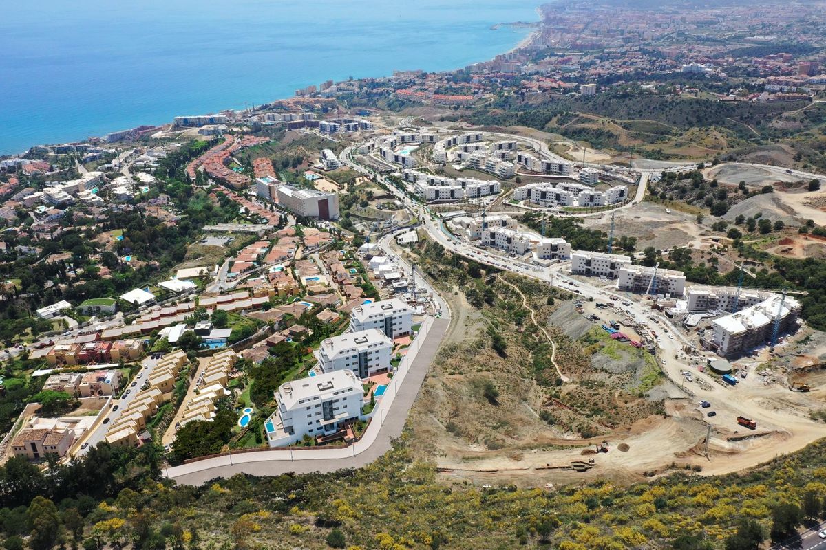 Luchtfoto van de omgeving van Fuengirola, met een nieuw appartementencomplex temidden van schilderachtige heuvels.
