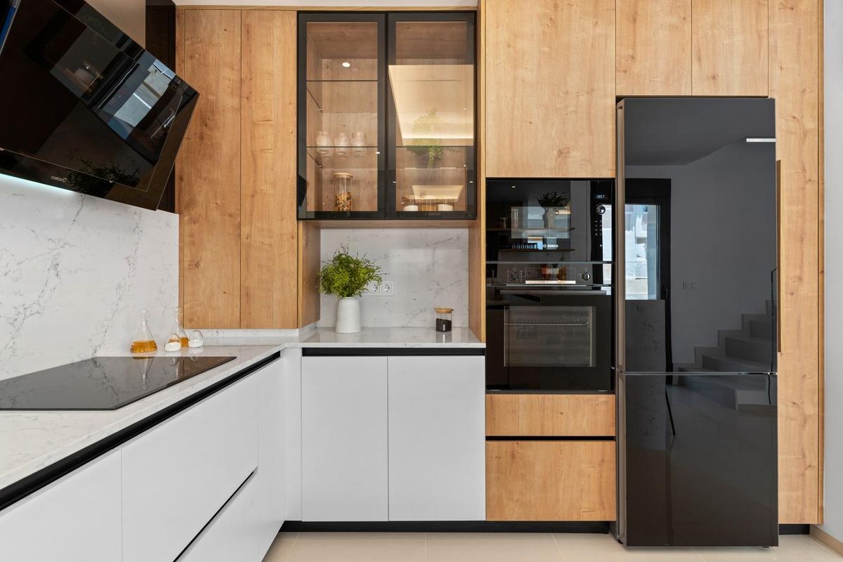 Functioneel keukenontwerp met strakke kasten in een villa in Ciudad Quesada.