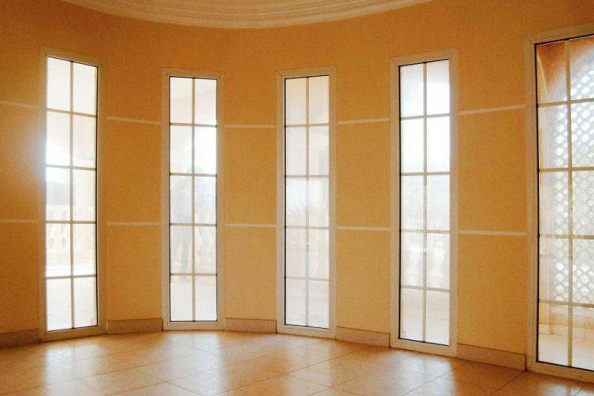 Heldere hoek met grote ramen, natuurlijk licht stroomt de woonkamer van de villa binnen.