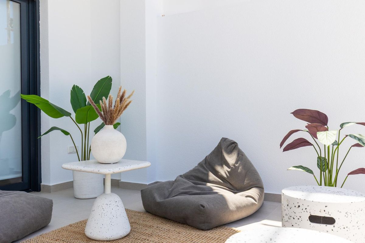 Close-up van het terras zithoek in Rafal, Costa Blanca Zuid, met comfortabele zitzakken en decor.