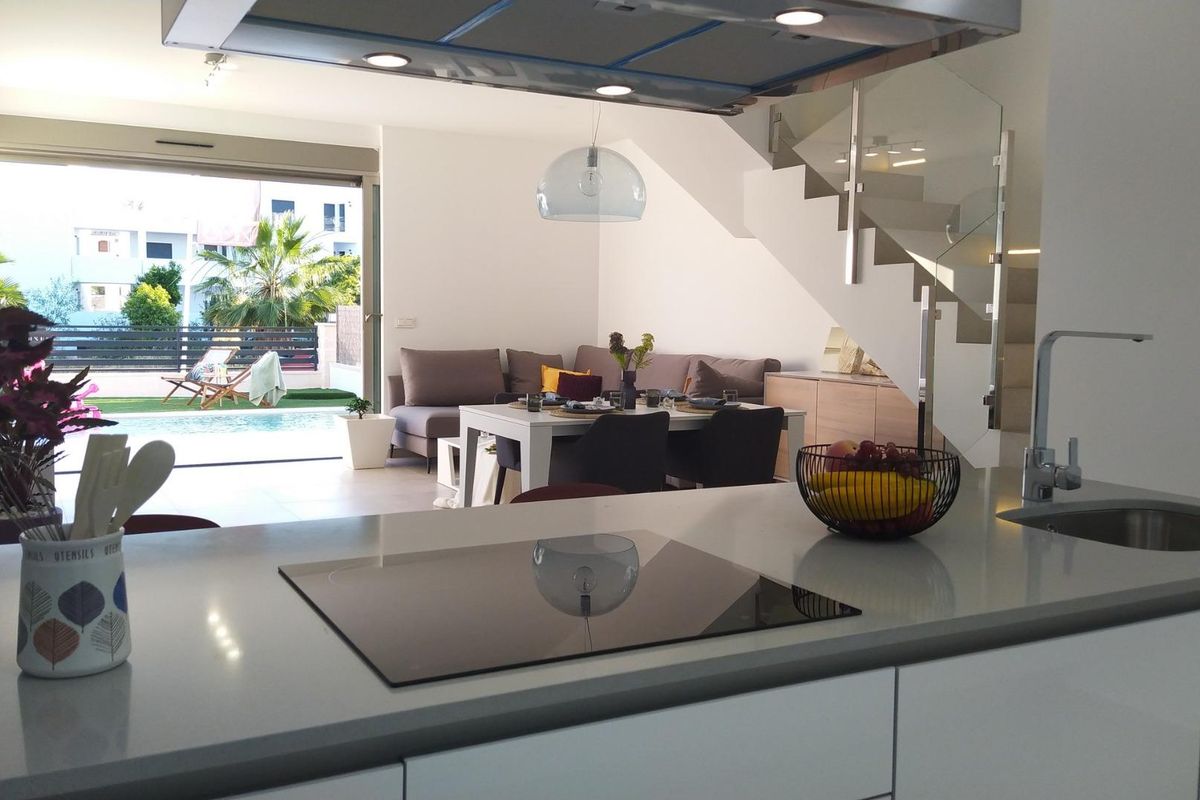 Contemporary keukenuitzicht in een villa, met uitzicht op de woonruimte en het zwembad in Orihuela Costa.