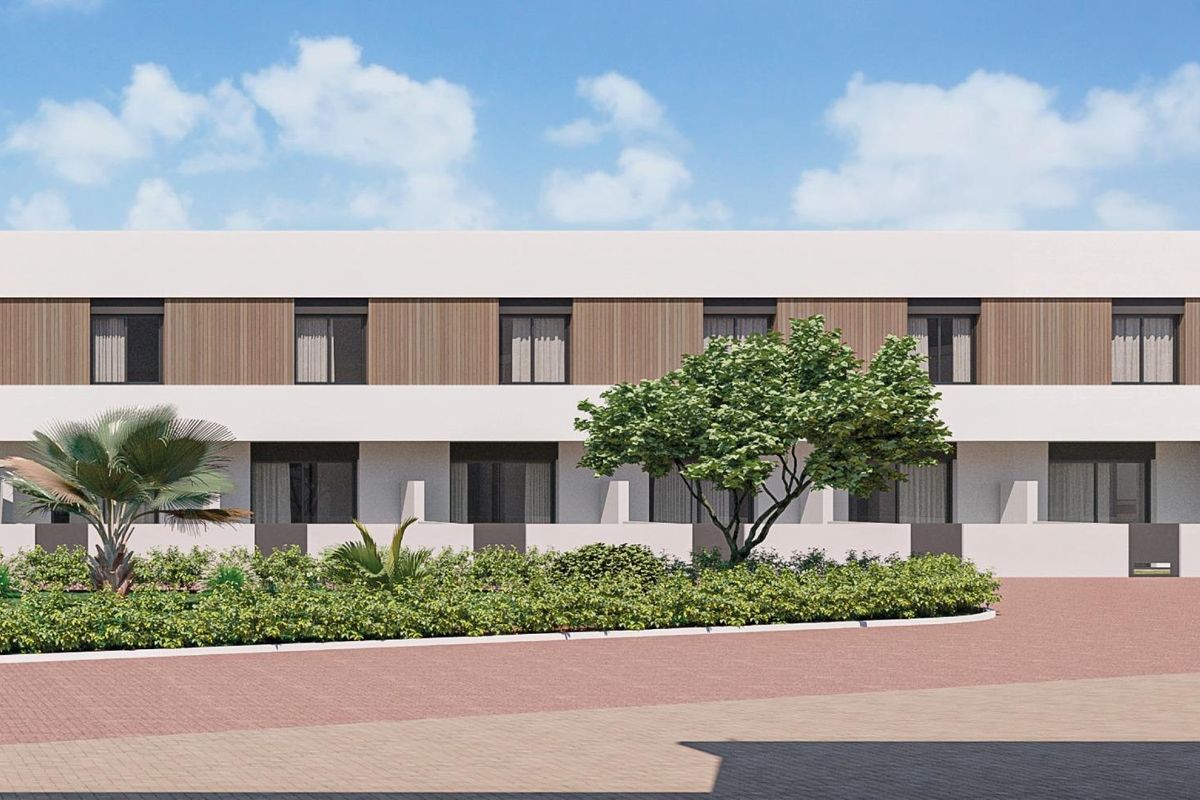 Aantrekkelijke voortuin met palmbomen en zithoek in het 3-slaapkamer townhouse complex in Pilar de La Horadada.