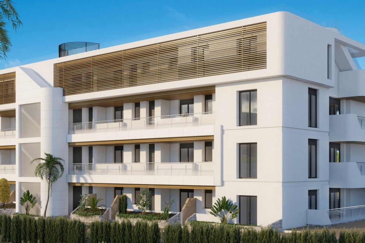 Strakke buitenkant van een modern appartement met balkons in Orihuela Costa, Spanje.