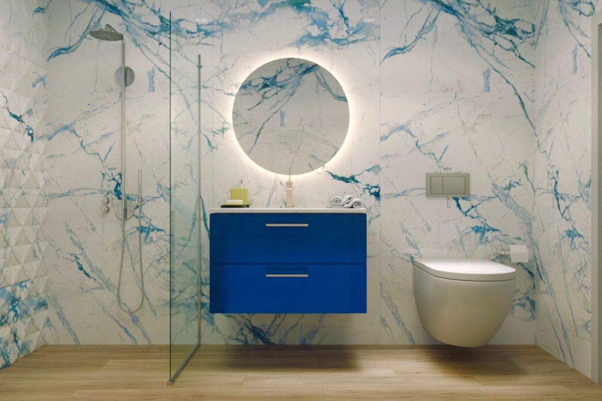 Stijlvolle badkamer met moderne armaturen en blauwe accenten in een penthouse in Torrevieja.