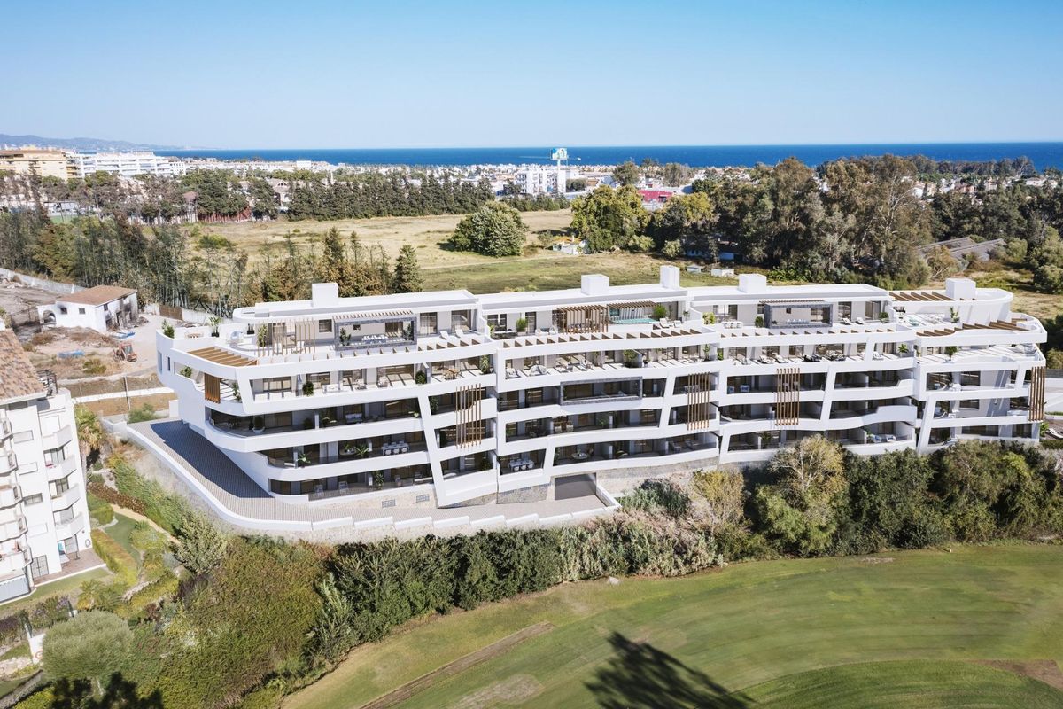 Luchtfoto van een modern penthousegebouw in Marbella, met zijn unieke architectonisch ontwerp.