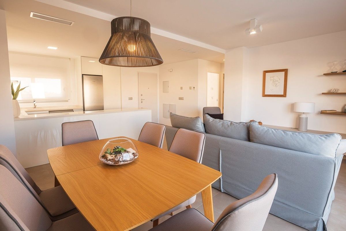 Stijlvolle eetkamer met houten tafel en luxe zitplaatsen in een 2-slaapkamer bungalow in Orihuela, Costa Blanca Zuid.