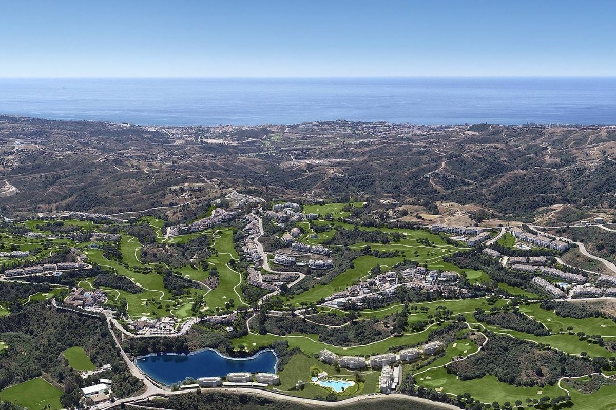 Luchtfoto van golfbaan en luxe appartementen in Mijas, Costa del Sol.