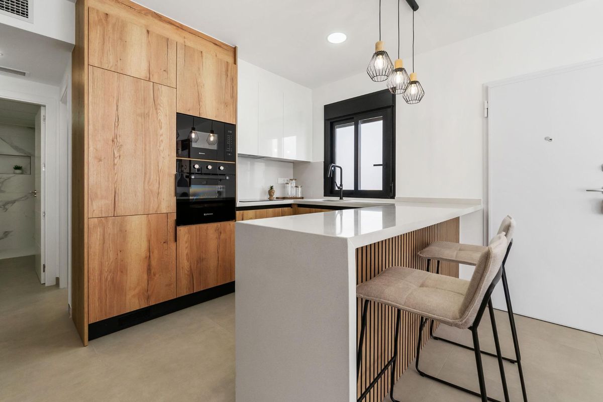 Moderne keuken met houten accenten in een townhouse in San Pedro del Pinatar, Costa Calida, Spanje.