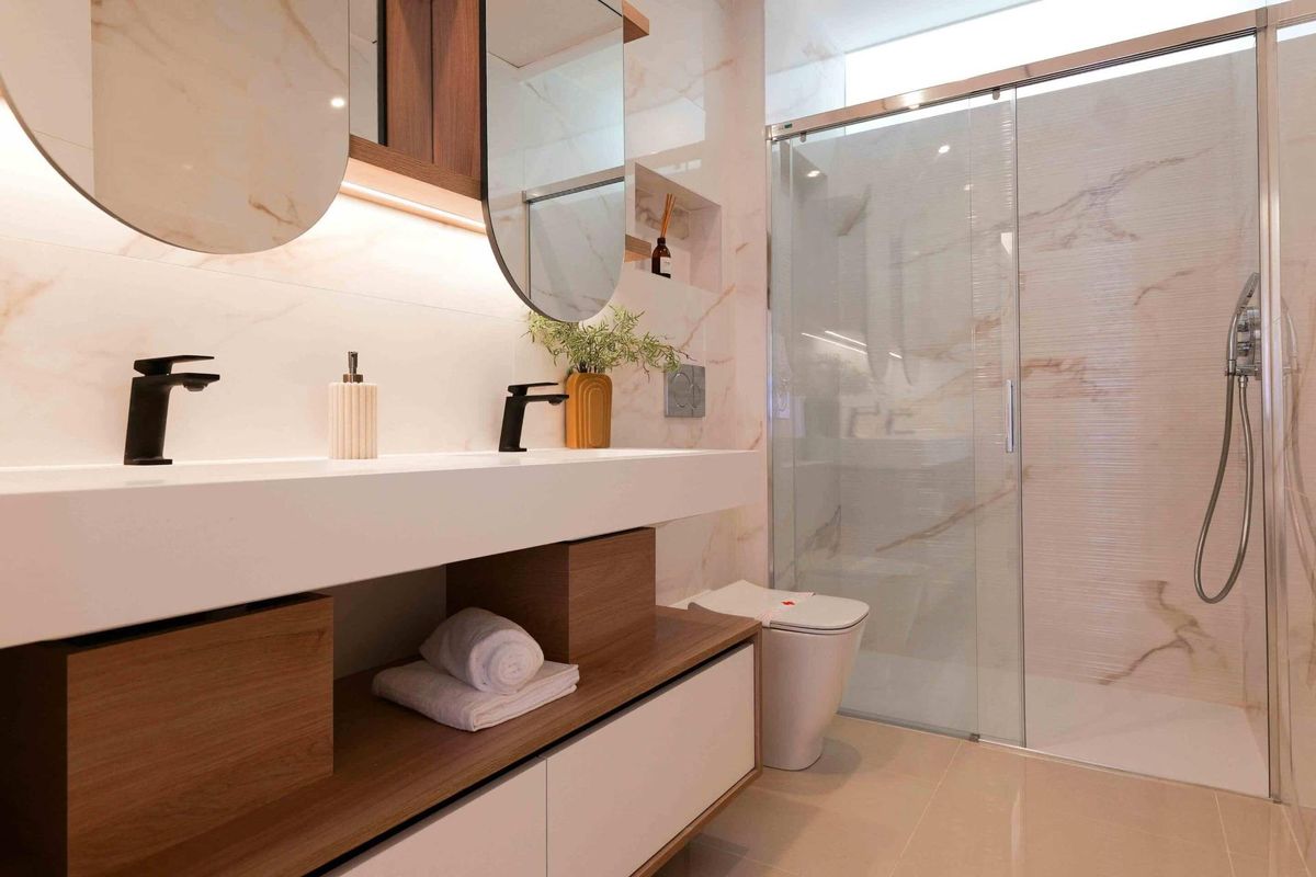 Ruime badkamer met dubbele wastafels en hedendaagse stijl in een bungalow met 3 slaapkamers in Rojales, Costa Blanca Zuid.