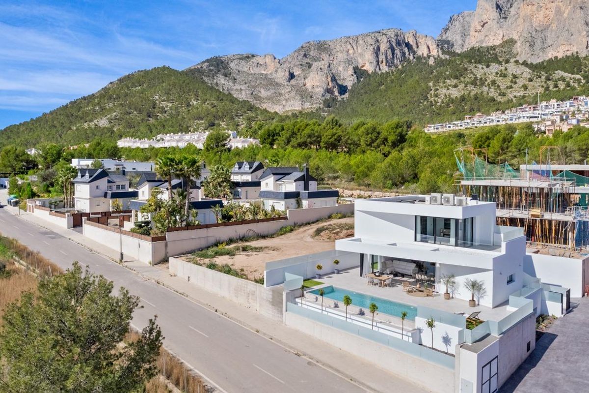 Zijaanzicht van een stijlvolle villa in Polop met zwembad en tuin.