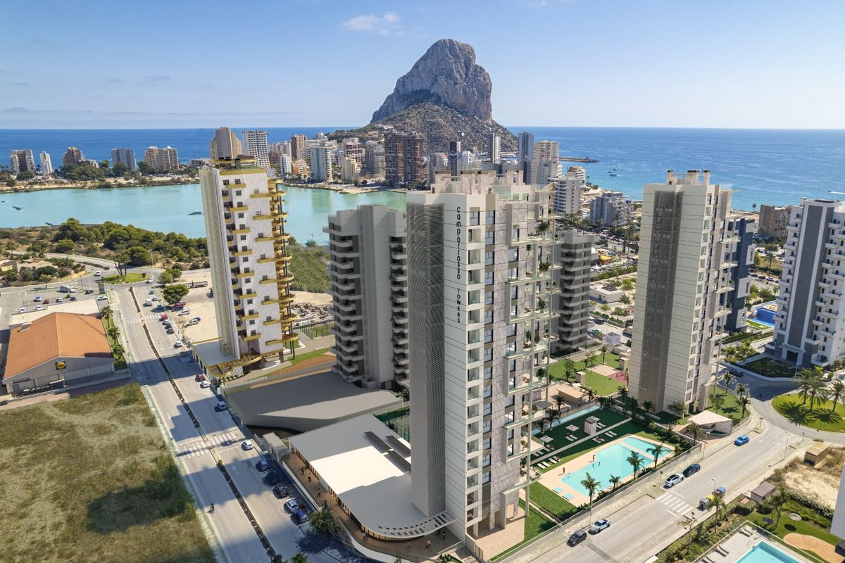 Nadere blik op een modern appartementencomplex in Calpe, Spanje, met strakke architectuur en groene ruimtes.