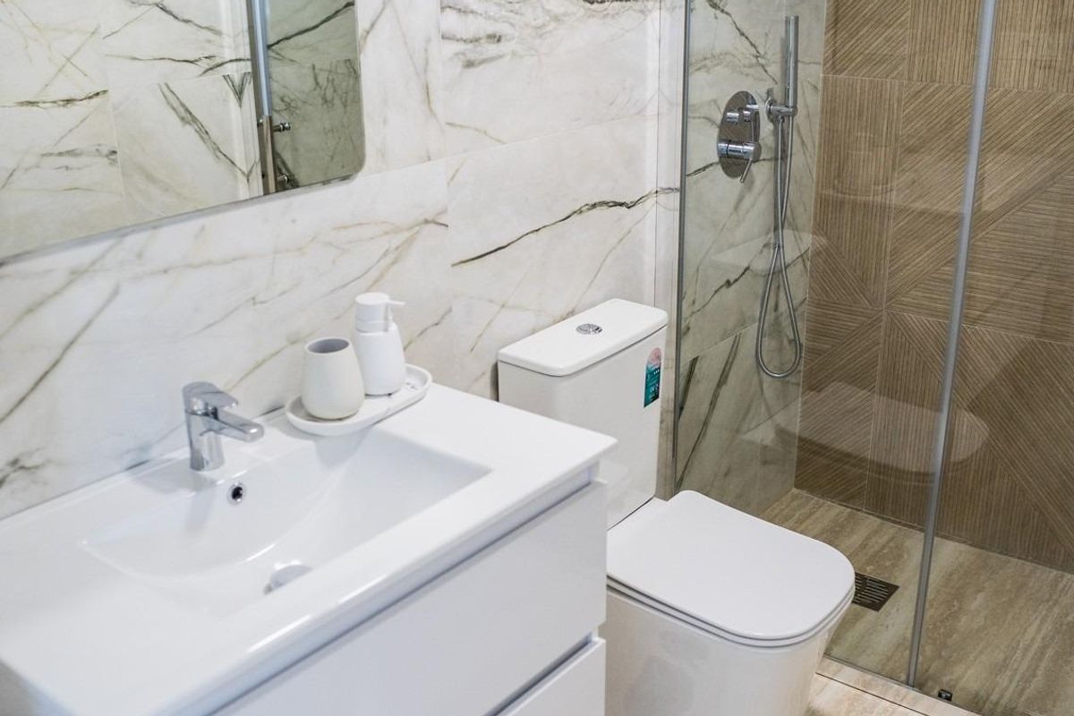 Moderne badkamer met elegante tegels en een glazen douche in een 3-slaapkamer villa in Ciudad Quesada, Spanje.