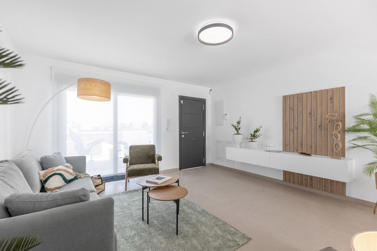 Moderne woonkamer in een 4-slaapkamer town house in Rafal, met grote ramen en heldere inrichting.