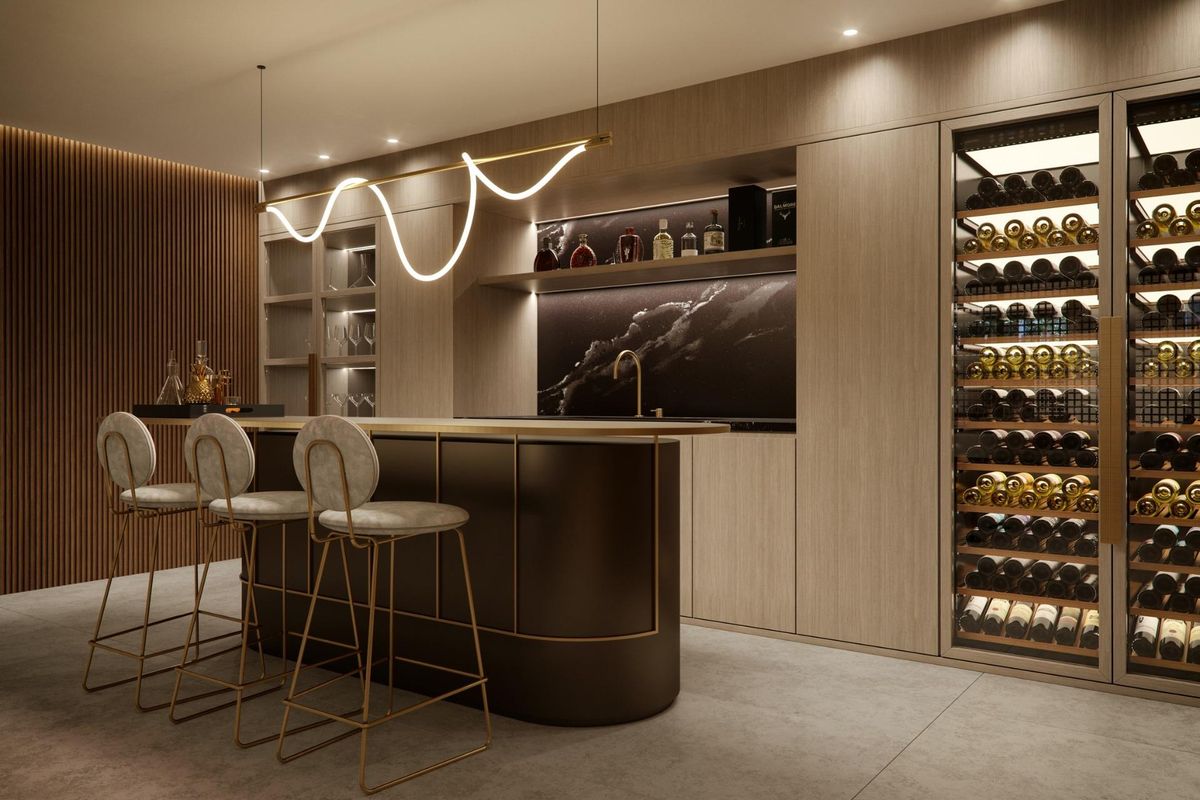 Strakke thuisbar met stijlvolle zitplaatsen en een wijnkoelkast, perfect voor vermaken in een villa in Marbella.