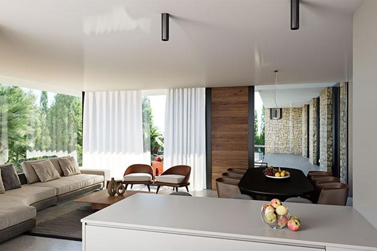 Moderne interieurweergave van een villa in Torrevieja, met nadruk op ruimte en natuurlijk licht in de woonkamer.