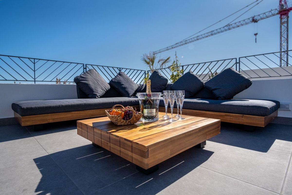 Gezellige lounge op het terras met uitzicht, ideaal om te vermaken in Polop, Costa Blanca Noord.