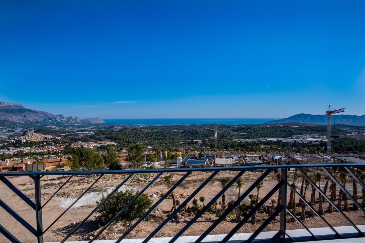 Panoramisch uitzicht vanaf het balkon met heuvels en de kust in Polop, Costa Blanca Noord.