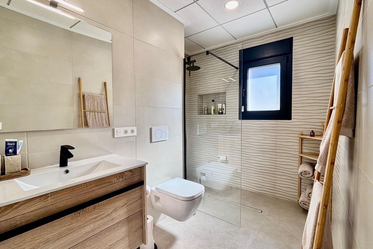 Stijlvolle badkamer in de villa in Rafal, met moderne armaturen en een ruime douche.