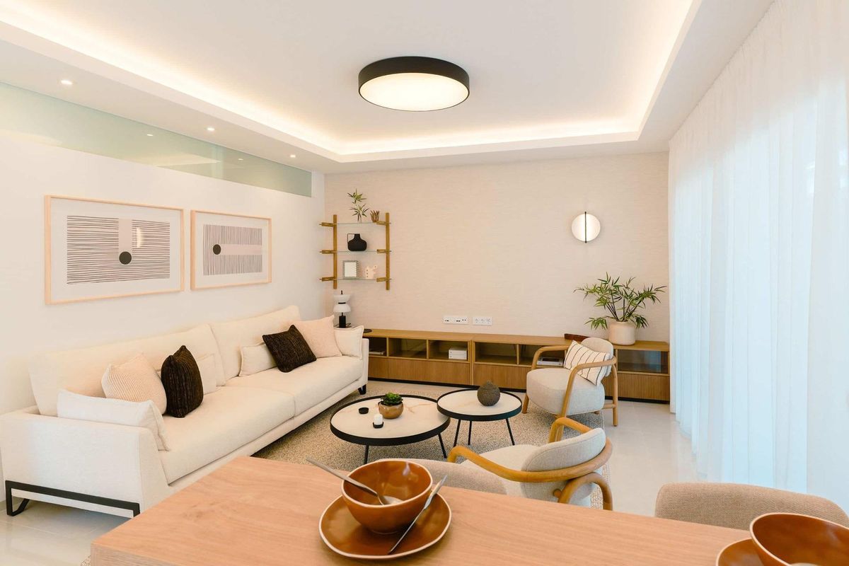 Uitnodigende woonkamer met modern meubilair, natuurlijk licht en stijlvolle decoratie in Rojales, Spanje.