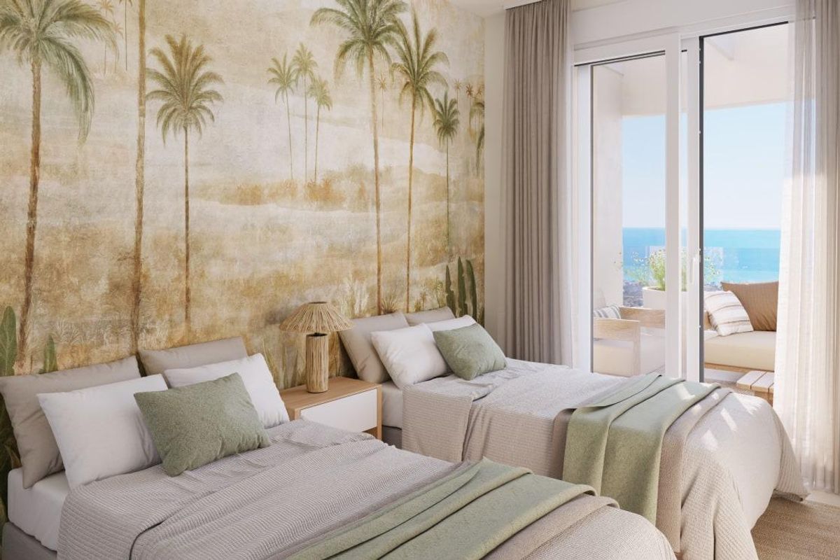 Tweepersoons slaapkamer in een appartement in Benalmádena met een tropische muurschildering en toegang tot een terras.