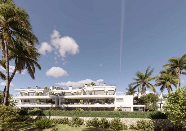 Moderne townhouse buitenkant met palm bomen in Estepona, biedt een stijlvolle woonervaring.