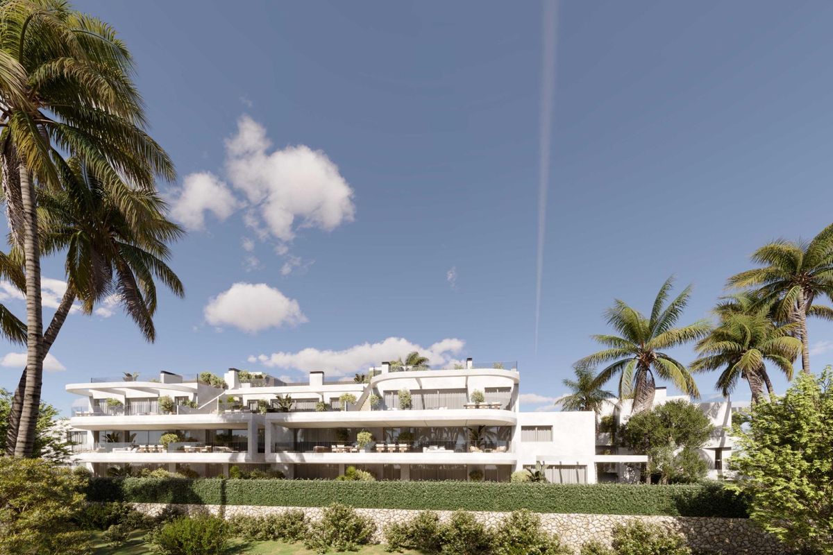 Moderne townhouse buitenkant met palm bomen in Estepona, biedt een stijlvolle woonervaring.