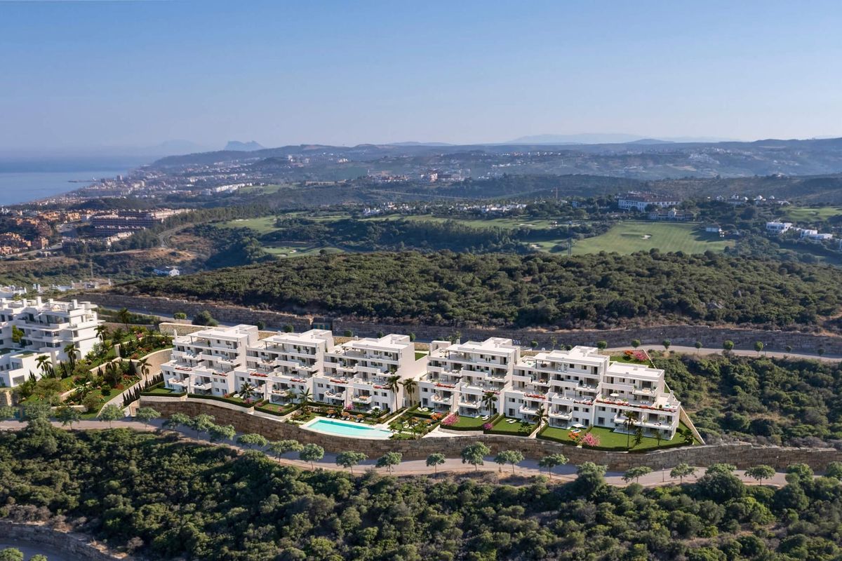 Prachtig uitzicht op de moderne 3-slaapkamer penthouse in Casares, met uitzicht op groene landschappen en de kust.