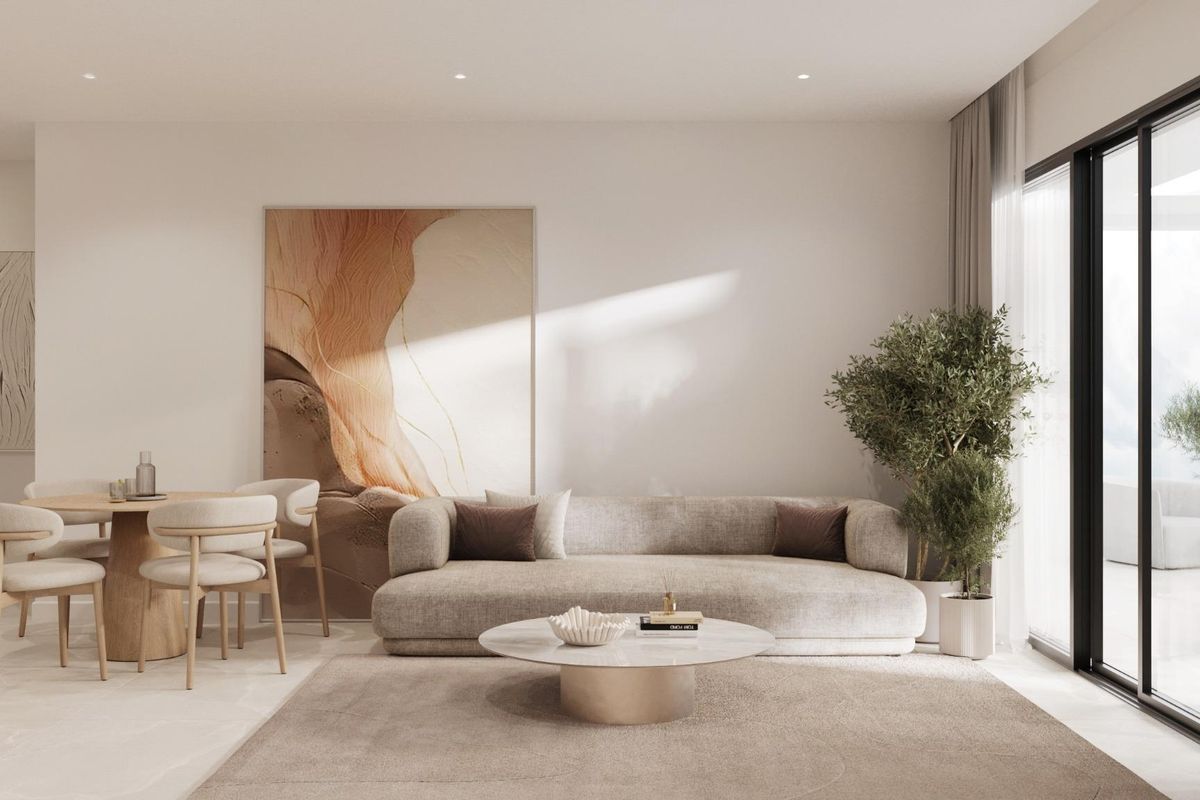 Elegante eetkamer van een 3-slaapkamer appartement in Estepona, met natuurlijk licht en stijlvol meubilair.