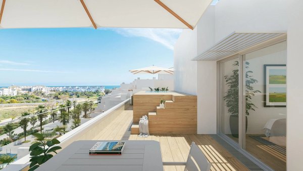 Zonnig terras van een 3-slaapkamer penthouse in Estepona met uitzicht op de oceaan en comfortabele zithoek.