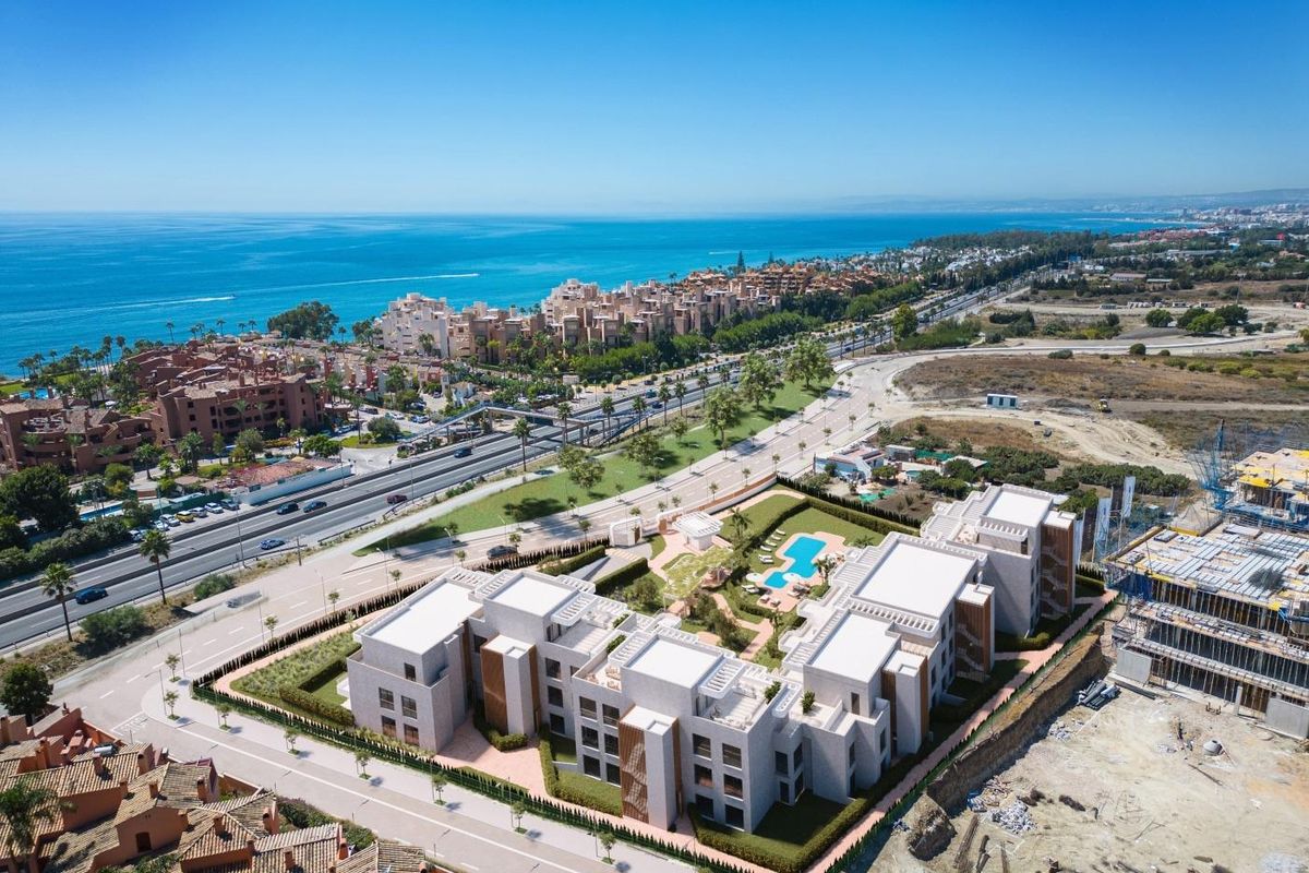 Luchtfoto van modern appartementencomplex met uitzicht op de oceaan nabij Estepona, Costa del Sol.