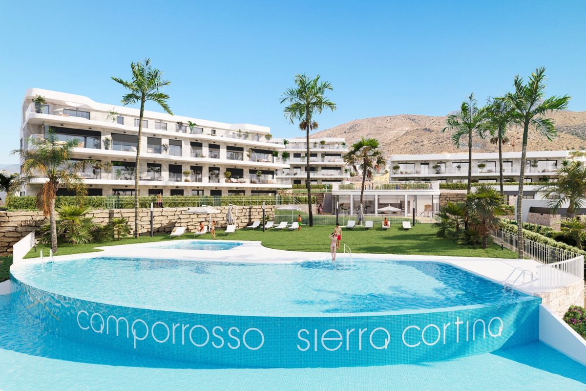 Prachtig zwembadgebied bij het penthousecomplex in Finestrat, omgeven door tuinen en recreatieve ruimtes.