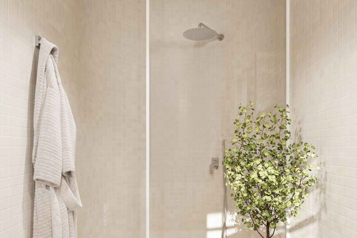 Chic douche ruimte met natuurlijke elementen, ontworpen voor comfort in een 4-slaapkamer villa in Algorfa, Costa Blanca Zuid.