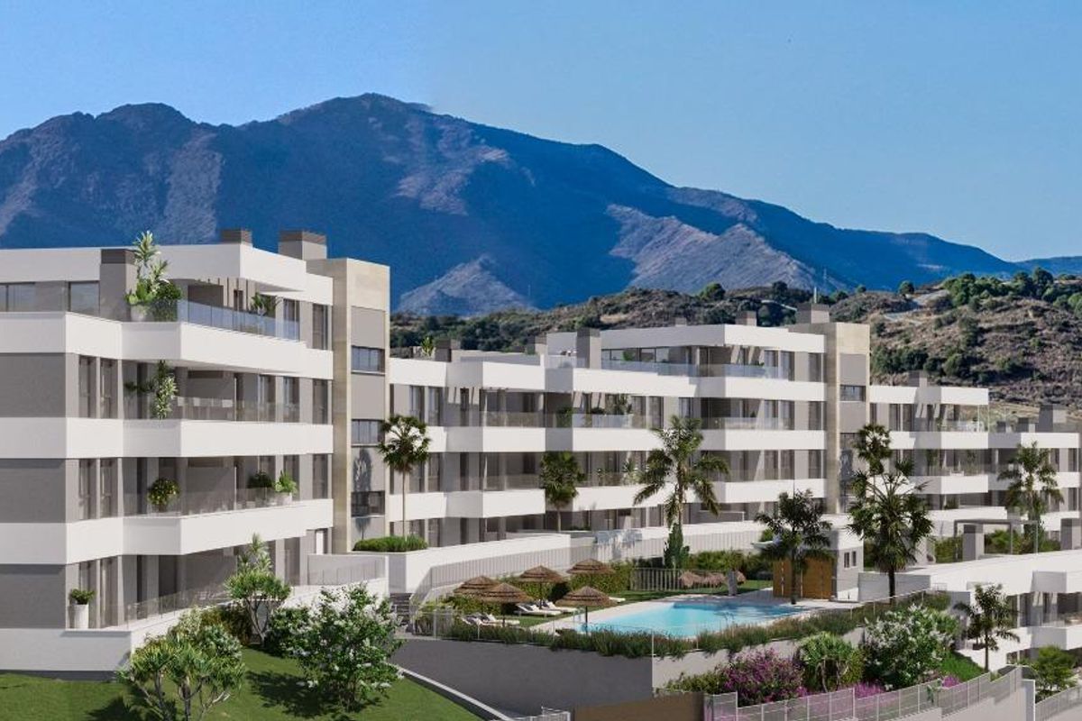 Stijlvol appartementcomplex met panoramisch uitzicht op de bergen in Estepona, Costa del Sol met een zwembad.