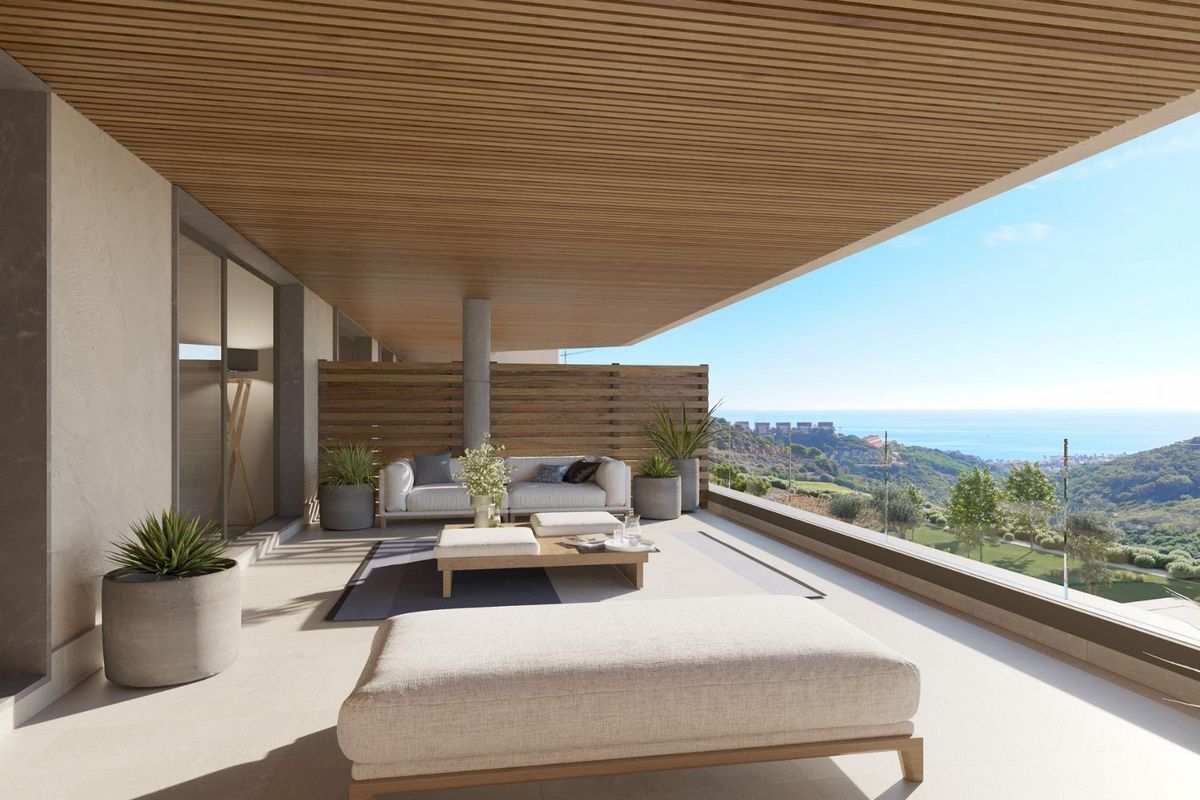 Stijlvol terras met zitplaatsen en uitzicht over San Roque, Costa del Sol, perfect voor buitenontspanning.