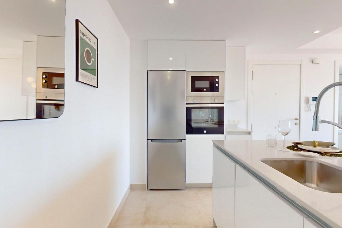 Een andere hoek van de moderne keuken met hoogwaardige apparaten in een 2-slaapkamerappartement in Aguilas.