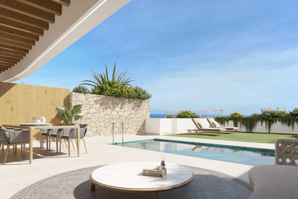 Stijlvol buiteneetgebied en zwembad, met prachtig uitzicht bij een appartement in Mijas, Costa del Sol.