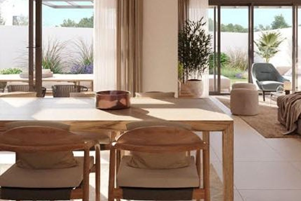 Stijlvol eetgedeelte met uitzicht, leidend naar een ruim terras in een appartement op de begane grond in Almerimar.