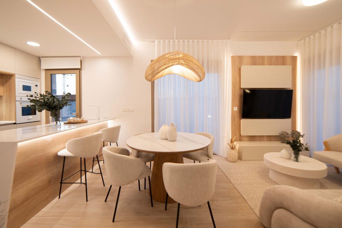 Moderne keuken en eetruimte in een 3-slaapkamer villa, Rojales, Costa Blanca Zuid, met stijlvolle decoratie.