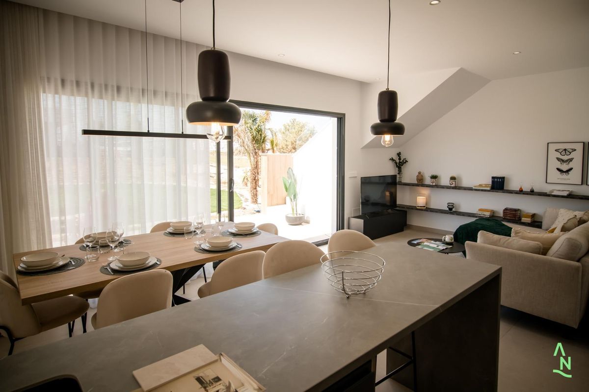 Heldere woonkamer met een open keuken en meerdere eetmogelijkheden in een 2-slaapkamer appartement, Alhama de Murcia.